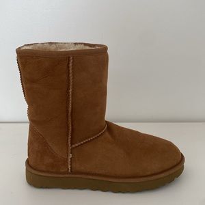 Size 7 single UGG boot
